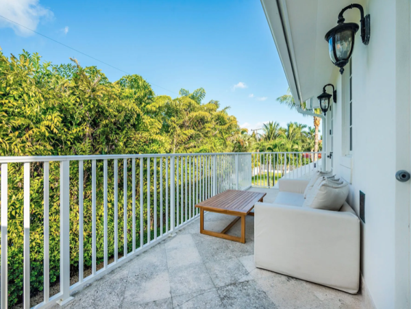 Luxury Vacation Residence in Palm Beach - Steps to Beach with Fire Place & Pool